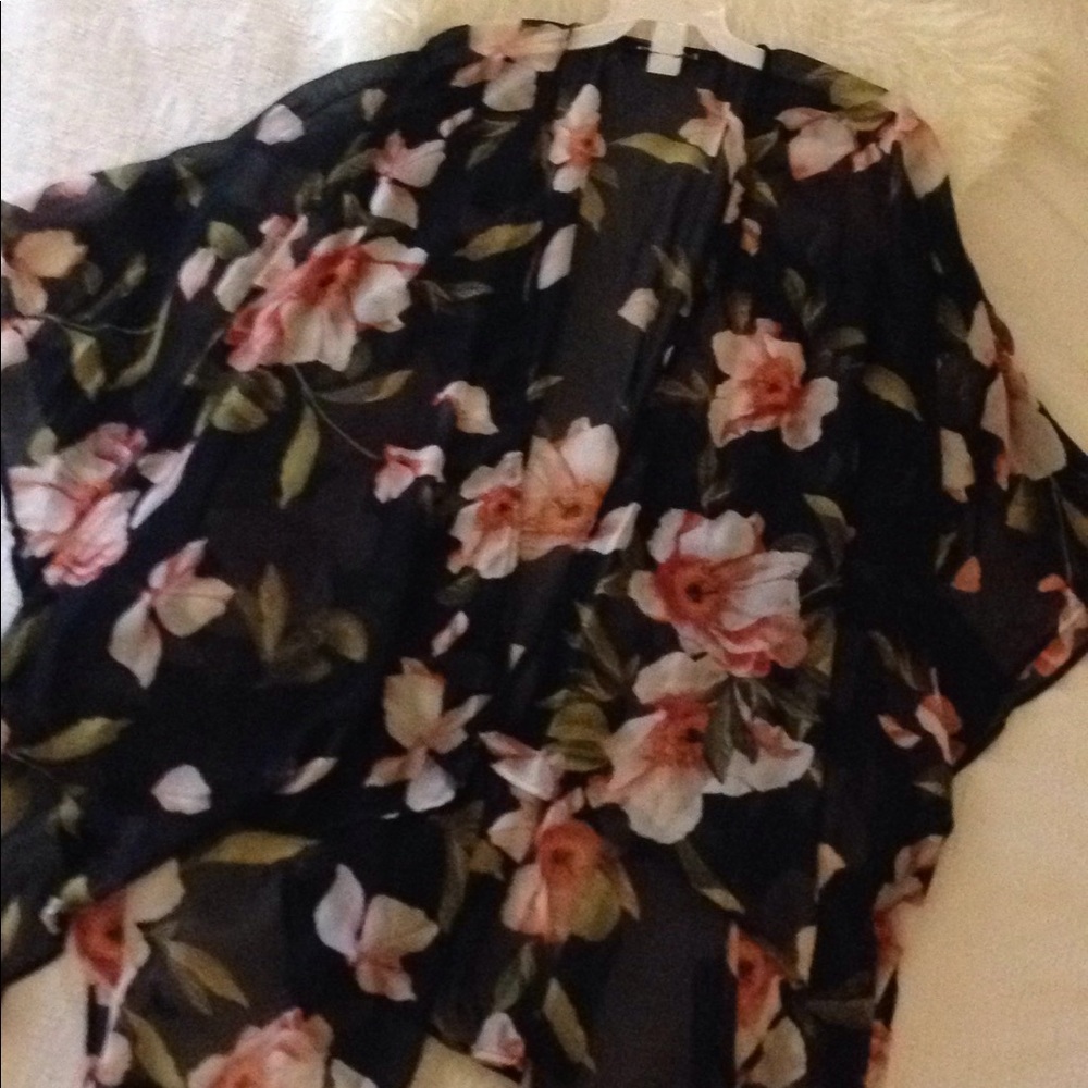 LAST 1! Short sleeve floral print kimono. - Picture 4 of 8